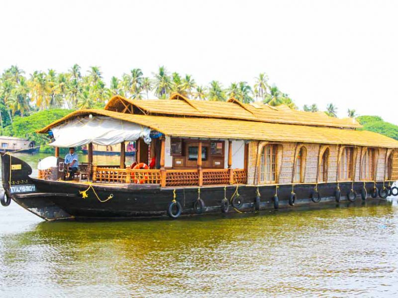 Travel from Kochi to Alleppey in a Houseboat