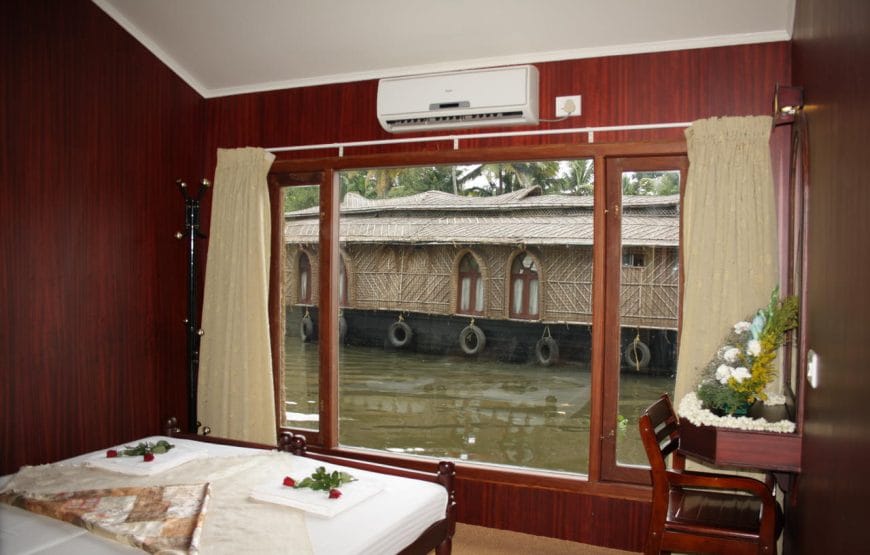 Deluxe Triple Room Houseboat