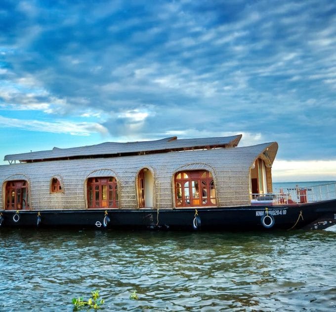 Gorgeous 2 BR Houseboat