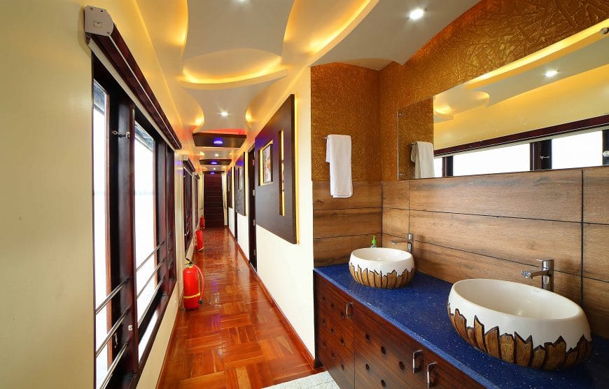 Deluxe one room-AC timing 9 PM to 6 AM (Sharing Houseboat)