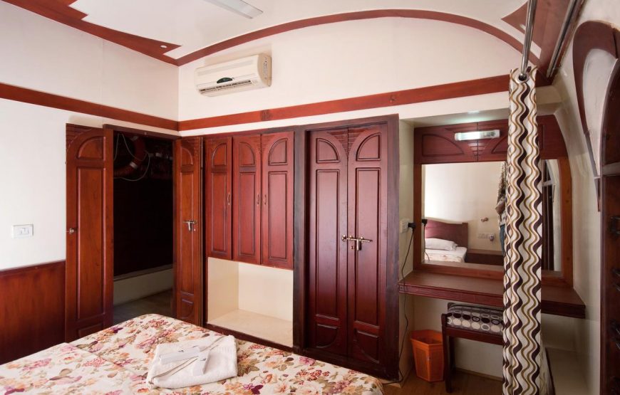 One Bedroom Deluxe Boat