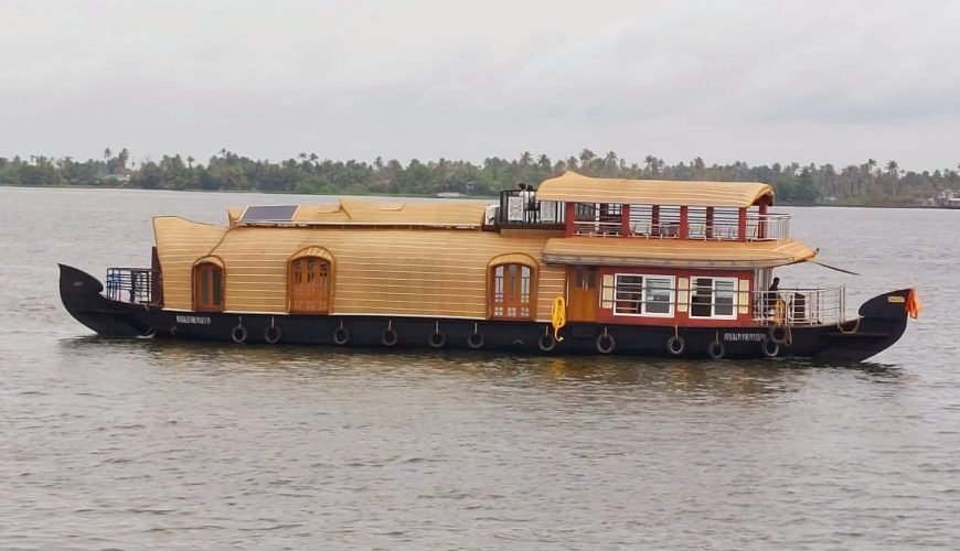 A houseboat in Punnamada Lake