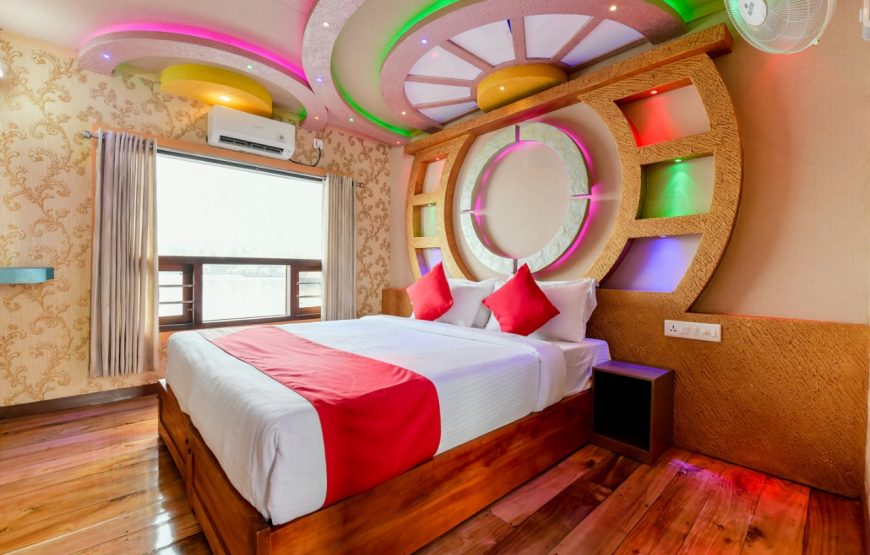 Ten Bedroom Houseboat