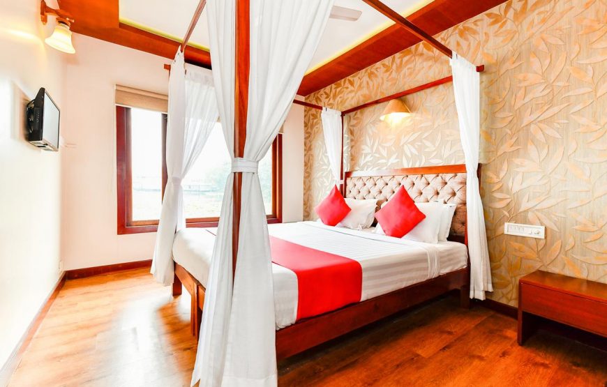 Four Bed Room Luxury Houseboat