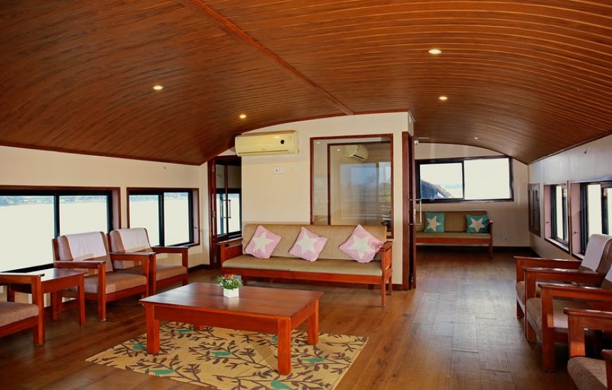 Luxury Four bedroom Houseboat