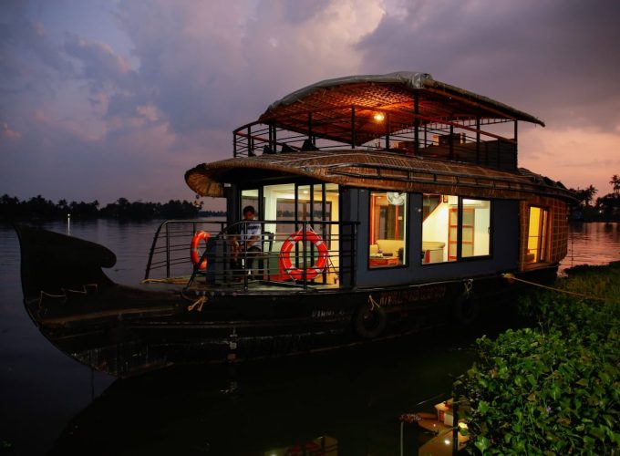 LUXURY HOUSEBOATS