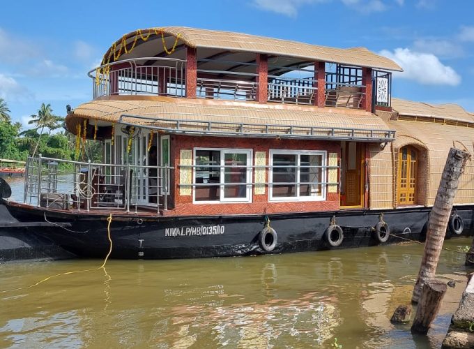 Alleppey or Kumarakom Houseboat