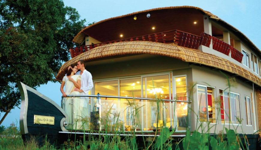 The Alleppey Houseboat operators offers both shared and Private houseboat