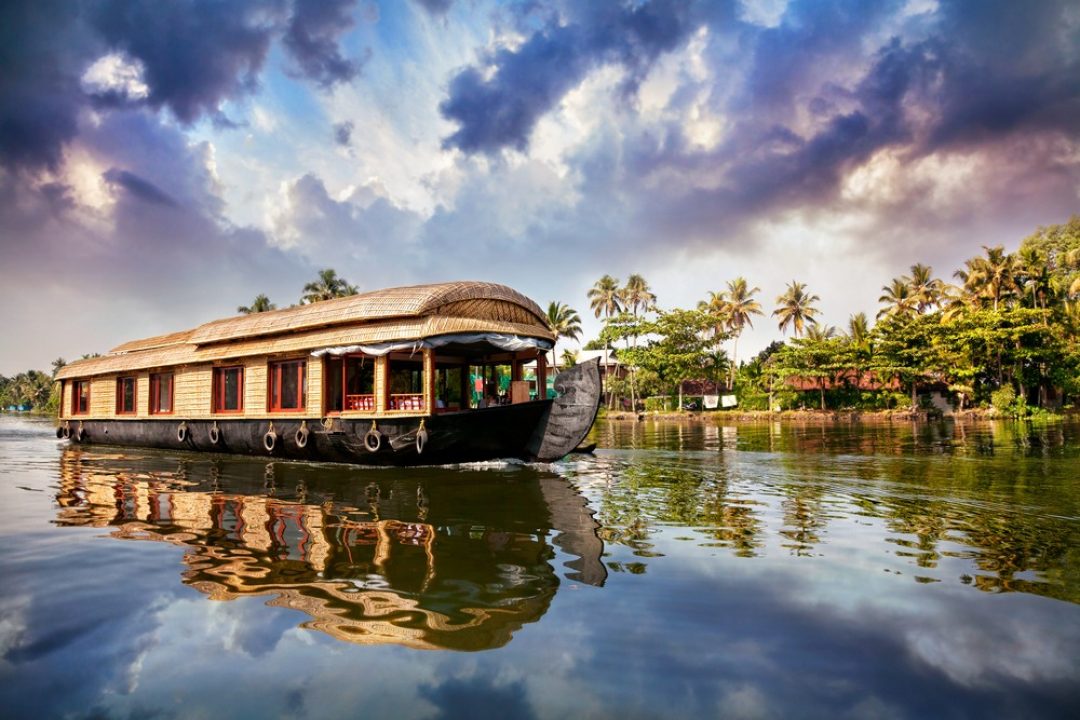 Cozy Houseboat floating on Lake,Alleppey
