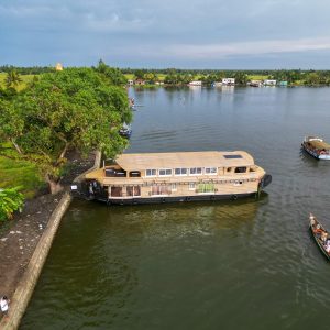 Luxury Houseboats Club By Sanchari Travels (8)