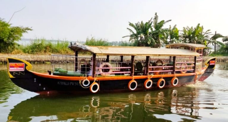 A shikkara in Alleppey