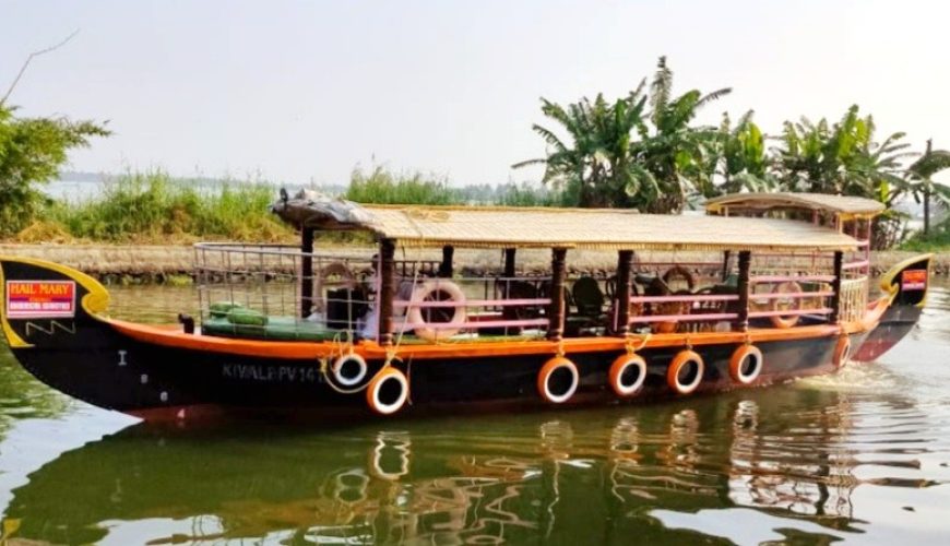 A shikkara in Alleppey