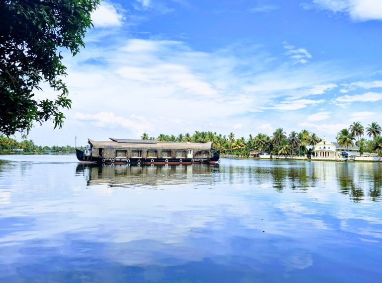 Alleppey to Kochi Houseboat Day Tour