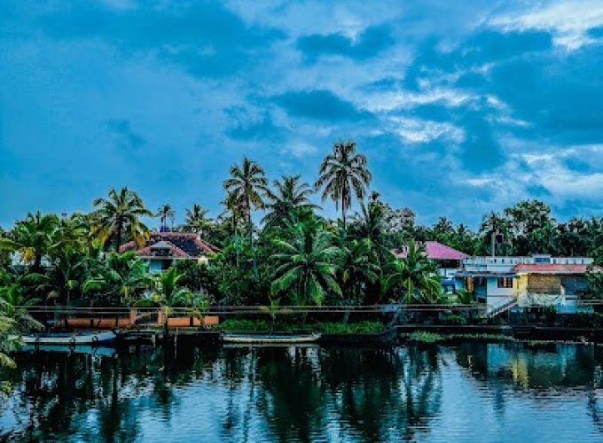 3 hour Pathiramanal Houseboat Tour