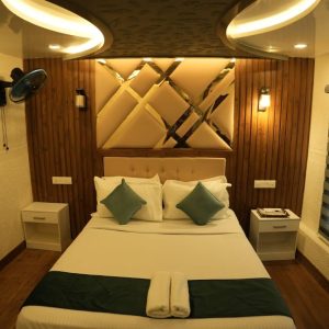 Six bedroom Deluxe Houseboat (9)