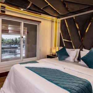 six bedroom luxury houseboat (5)