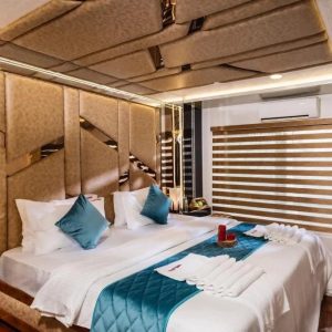 six bedroom luxury houseboat (7)